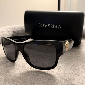 Men’s Black/Gold Versace Medusa Sunglasses in Great Condition.